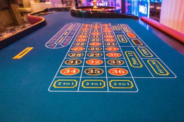 Live croupier at American Roulette table rtslots