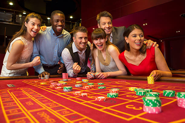 Roulette table betting layout and wheel